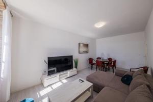 A1 - spacious apt on the seafront with terrace 