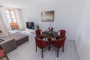 A1 - spacious apt on the seafront with terrace 