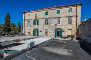 A1 - spacious apt on the seafront with terrace