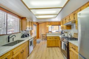 2 Mi to Snow Summit Skiing Big Bear Cabin with Deck