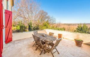 Maisons de vacances Beautiful home in Roujan with 5 Bedrooms, WiFi and Outdoor swimming pool : photos des chambres