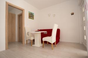 Apartments with parking spaces Kastel Kambelovac, Kastela - 21071