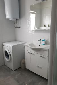 Apartments with parking space Kastel Luksic, Kastela - 21073