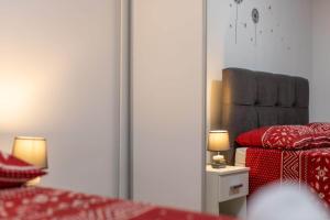 Apartments with parking spaces Kastel Novi, Kastela - 21085