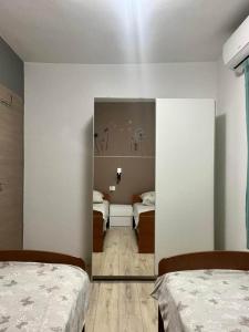 Apartments with parking spaces Kastel Novi, Kastela - 21085