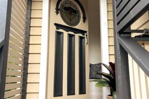 Charming 5BR Family Home wPool 10min from Airport