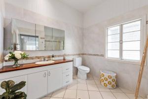 Charming 5BR Family Home wPool 10min from Airport