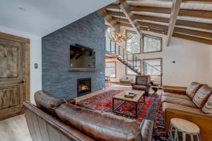 Extra Spacious 2BR Cabin w Office and Outdoor Deck