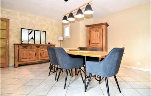 Maisons de vacances Amazing home in St Genies de Malgoires with Outdoor swimming pool, Internet and 3 Bedrooms : photos des chambres