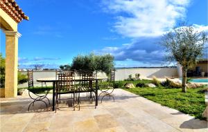 Maisons de vacances Amazing home in St Genies de Malgoires with Outdoor swimming pool, Internet and 3 Bedrooms : photos des chambres