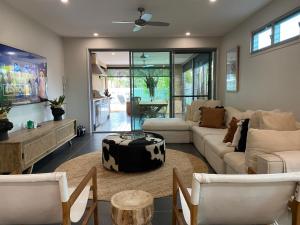 The Palm - Beachside Home with Heated Pool, Cinema & Games Room