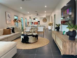 The Palm - Beachside Home with Heated Pool, Cinema & Games Room