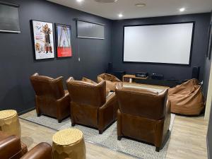 The Palm - Beachside Home with Heated Pool, Cinema & Games Room