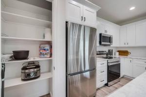 Family Villa King Bed, 3 bedrooms 2baths, 7 guests, Close to Beaches, Golfing, Fishing