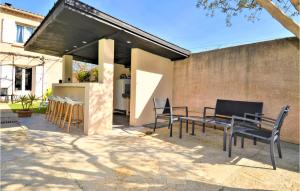 Maisons de vacances Amazing Home In Sorgues With Outdoor Swimming Pool, Wifi And 3 Bedrooms : photos des chambres