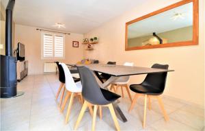 Maisons de vacances Amazing Home In Sorgues With Outdoor Swimming Pool, Wifi And 3 Bedrooms : photos des chambres