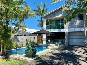 The Palm - Beachside Home with Heated Pool, Cinema & Games Room - Mudjimba