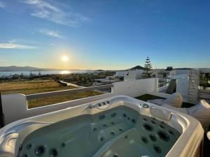 The Nine Graces - Beach Apartment Clea, hot tub and sea views