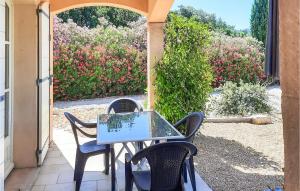 Maisons de vacances Awesome Home In Sablet With Outdoor Swimming Pool, Wifi And Private Swimming Pool : photos des chambres