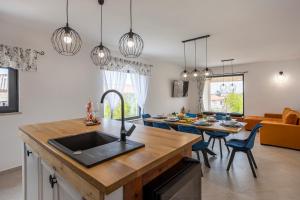 House with pool Poli Stare nuoni