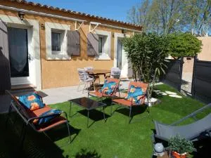 appart cosy avec son exterieur chaleureux,piscine et parking prive - 丰维耶