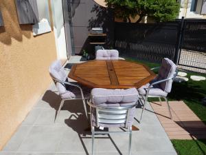 appart cosy avec son exterieur chaleureux,piscine et parking prive