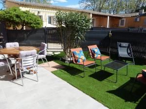 appart cosy avec son exterieur chaleureux,piscine et parking prive