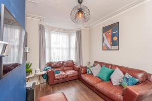 Leeds 4-Bed House - Sleeps 9 Free Parking & WiFi
