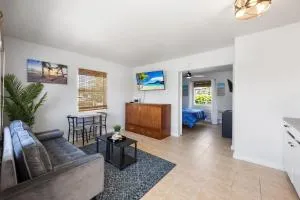 Cottage Bungalow Near Beach! King Bed with Pool & BBQ - Biggar