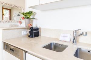 Sea View Apartment with Private Secure Parking 1