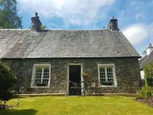 Historic cottage next to loch lomond Luss - 罗厄德南
