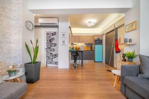 The HostMaster La Casa Elegante