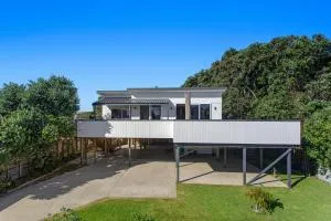 Elevated Beach Oasis - Ohope Beach Holiday Home - Wainui