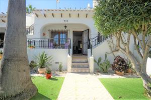 Beautiful 2 Bedroom Bungalow with Communal Pools