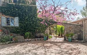 Maisons de vacances Stunning home in TARADEAU with Outdoor swimming pool, WiFi and 5 Bedrooms : photos des chambres