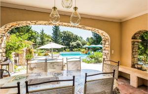 Maisons de vacances Stunning home in TARADEAU with Outdoor swimming pool, WiFi and 5 Bedrooms : photos des chambres