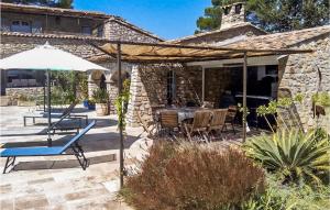 Maisons de vacances Stunning home in TARADEAU with Outdoor swimming pool, WiFi and 5 Bedrooms : photos des chambres