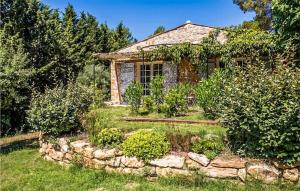 Maisons de vacances Stunning home in TARADEAU with Outdoor swimming pool, WiFi and 5 Bedrooms : photos des chambres