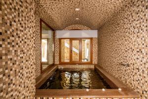 Grand Suite with Indoor Hot Tub room in marvarit suites