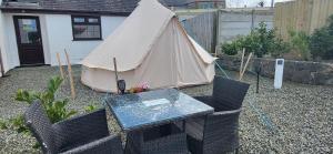 B&B Glamping Bell Tents at The Ring Pub