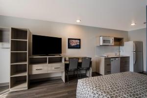 QUEEN SUITE WITH SOFA/DISHWASHER (DISHES/COOKWARE INCLUDED) room in WoodSpring Suites Grand Rapids Kentwood