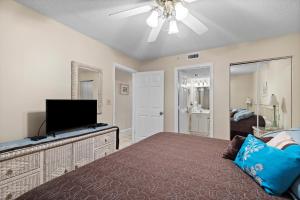 Pelican Beach 1910 by Pelican Beach Management