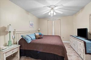 Pelican Beach 1910 by Pelican Beach Management