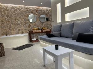 2-Luxury jacuzzi white suite by the sea