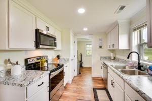 Cozy Fair Play Home with Deck 4 Mi to Lake Hartwell!