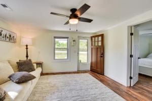 Cozy Fair Play Home with Deck 4 Mi to Lake Hartwell!