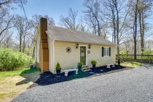 Homey Luray Cabin with Fire Pit and Deck! - Oak Hill
