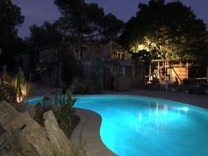 Villas Superbe bergerie en coeur de foret avec piscine privee lac riviere cascades : photos des chambres