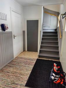 Mysigt hus med utsikt över fjäll och älv.