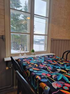 Mysigt hus med utsikt över fjäll och älv.